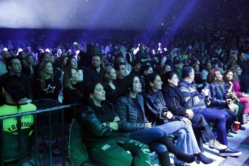 La complicidad entre los asistentes y las estrellas del show estuvo al cien durante toda la noche llena de éxitos que ofrecieron con la promesa de volver con un cuarto concierto.