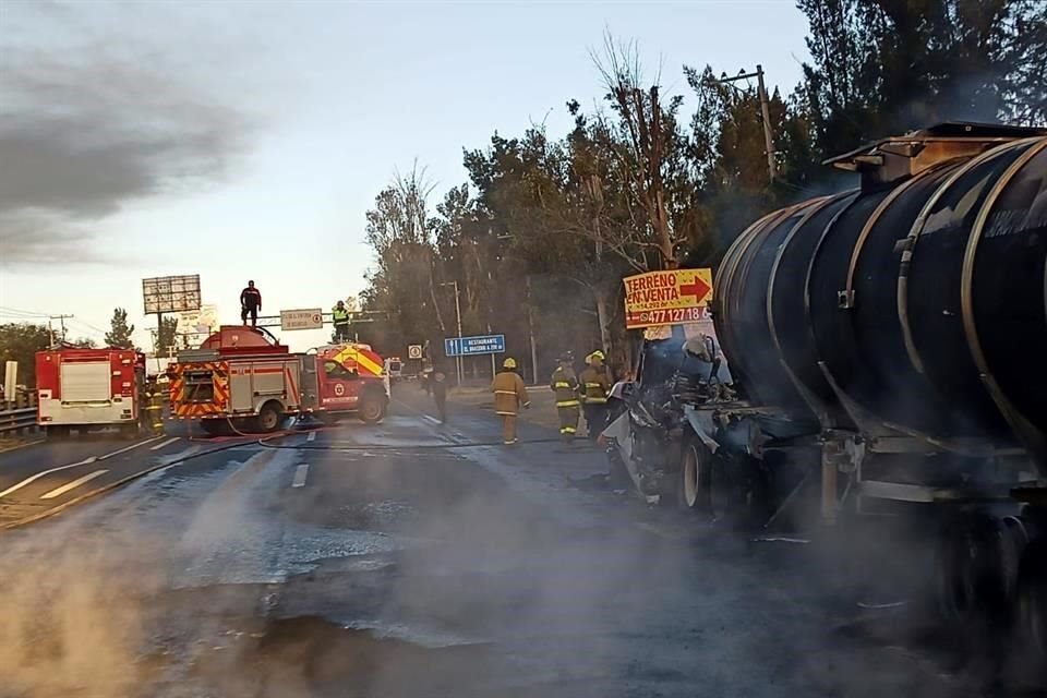Bomberos laboran en el sitio.