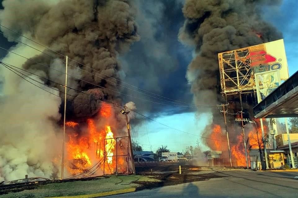 El incendio provocó el cierre en ambos sentidos de la vía León- Silao.