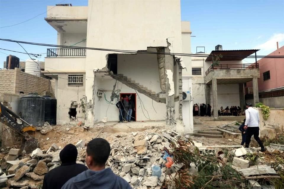 Los palestinos inspeccionan una casa dañada luego de una redada matutina israelí en el campo de refugiados de Aqabat Jabr en la ciudad de Jericó, en la Cisjordania ocupada.