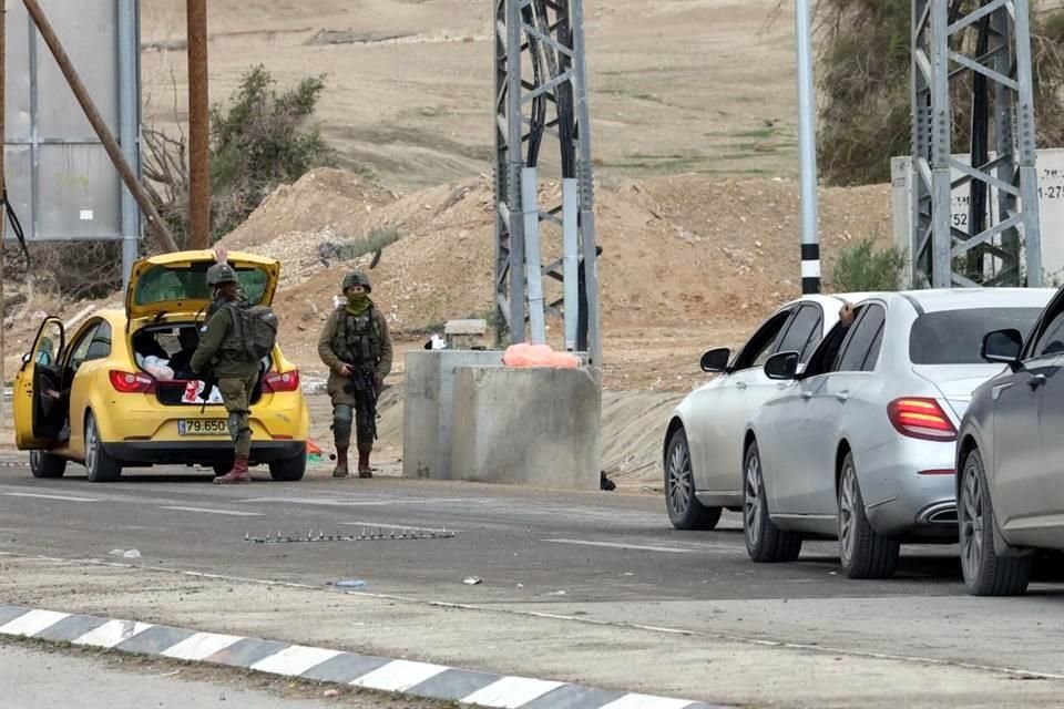 Soldados israelíes inspeccionan un automóvil en un puesto de control a la entrada de la ciudad de Jericó, en la Cisjordania ocupada.