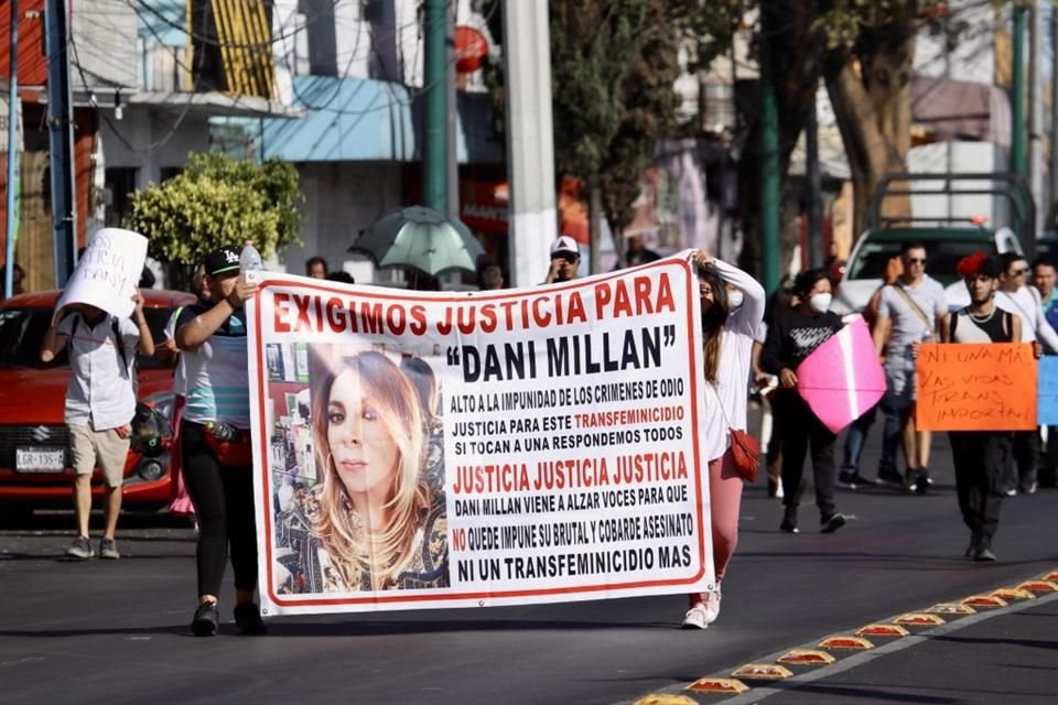 La familia de Dani realizó una manifestación a las afueras de la estación Talismán de la Línea 5 del Metrobús, en compañía de colectivos de la comunidad LGBT+.