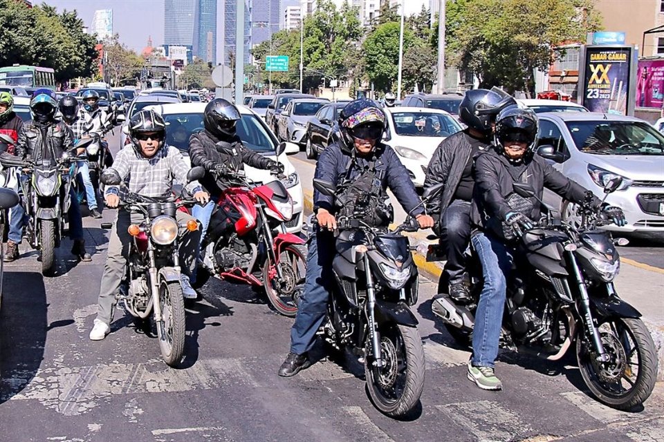 En las avenidas de Ciudad de México es visible el aumento de motocicletas en circulación. 