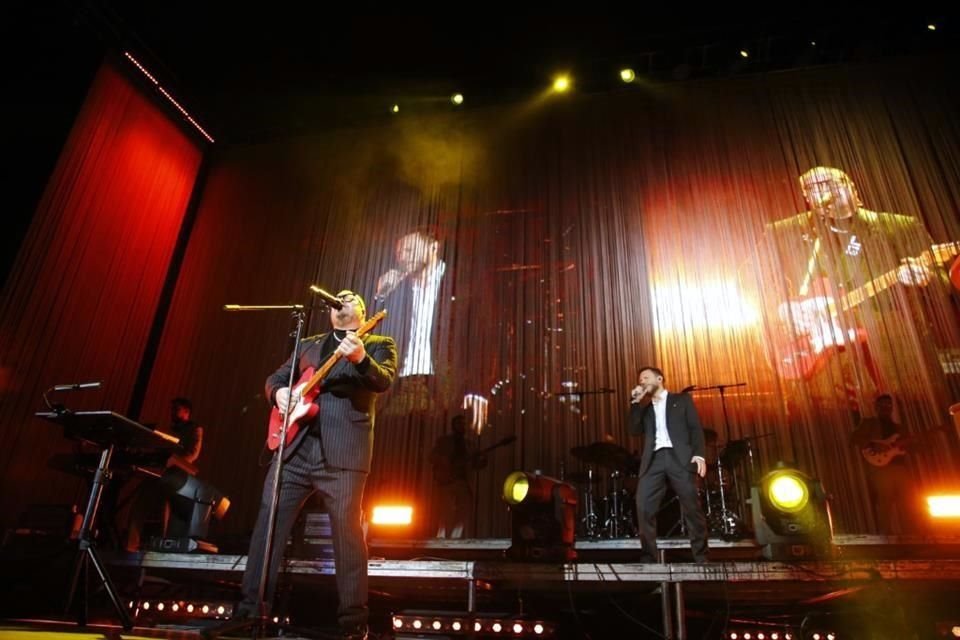 El Frecuencia Tour abrió con el tema 'Mientes Tan Bien' que fue para la audiencia una caricia al alma que avivó la flama del idilio que comenzó hace más de 20 años entre Sin Bandera y sus fans.