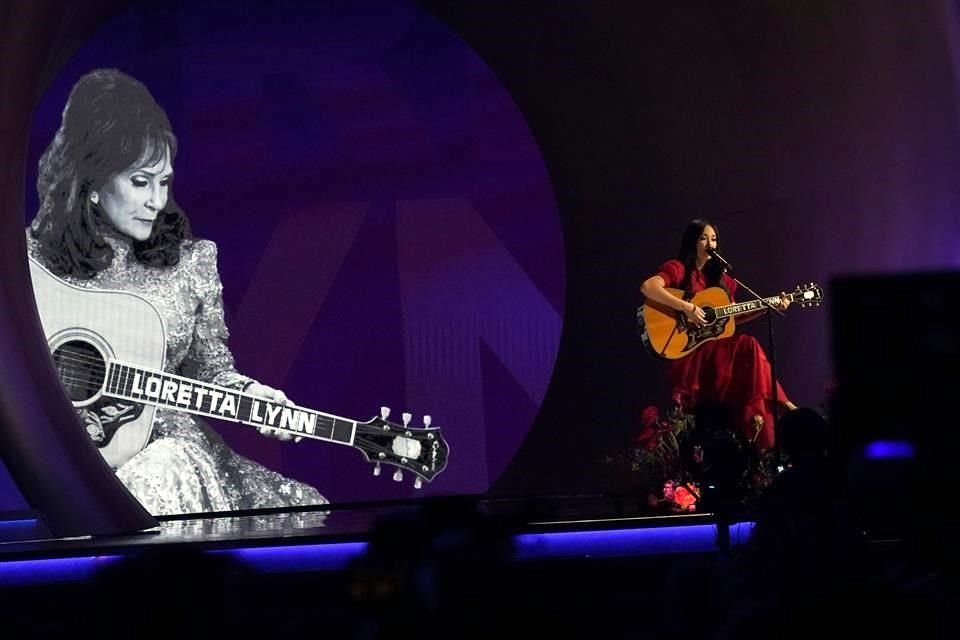 Kacey Musgraves realizó un tributo musical en el in memoriam a las figuras de la música que fallecieron el último año.