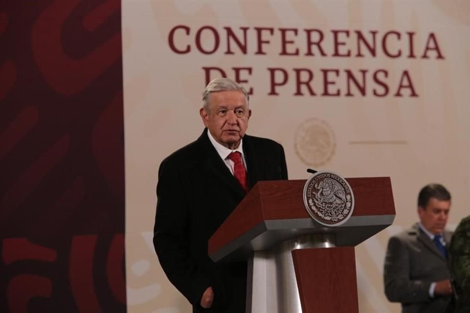 El Presidente en conferencia de prensa.