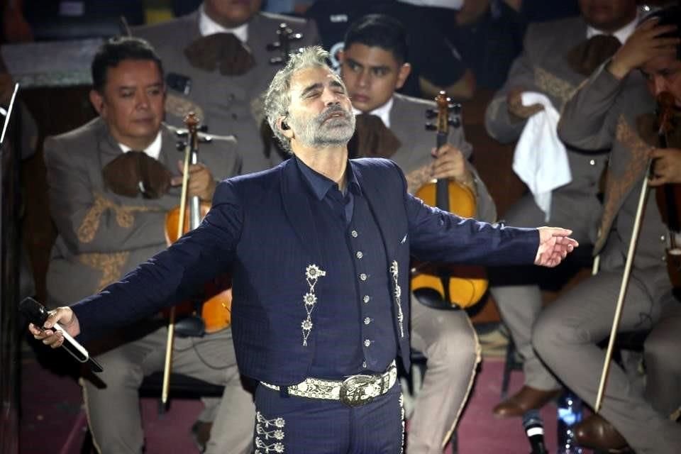 Alejandro Fernández fue captado en un video, donde se le ve presuntamente ebrio, durante su presentación en el palenque de la Feria de León.