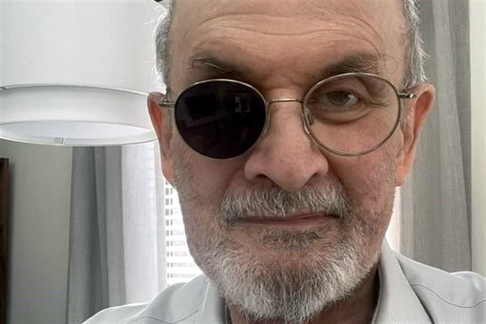 Rushdie perdió la vista de un ojo y el uso de una mano tras el ataque