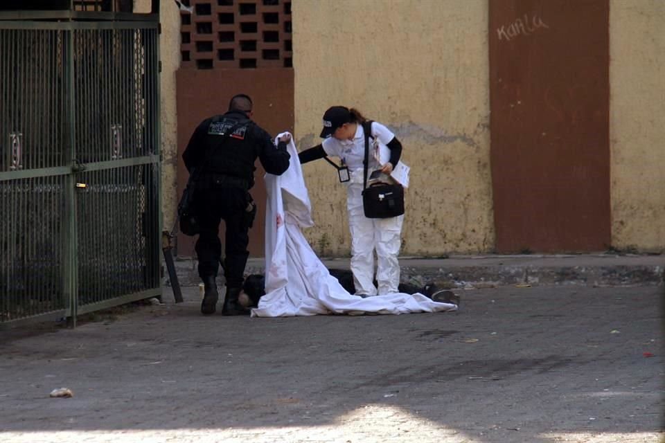 En el área de estacionamientos de la torre de departamentos en la que vivía desde hace seis años, un hombre fue asesinado en Miravalle.