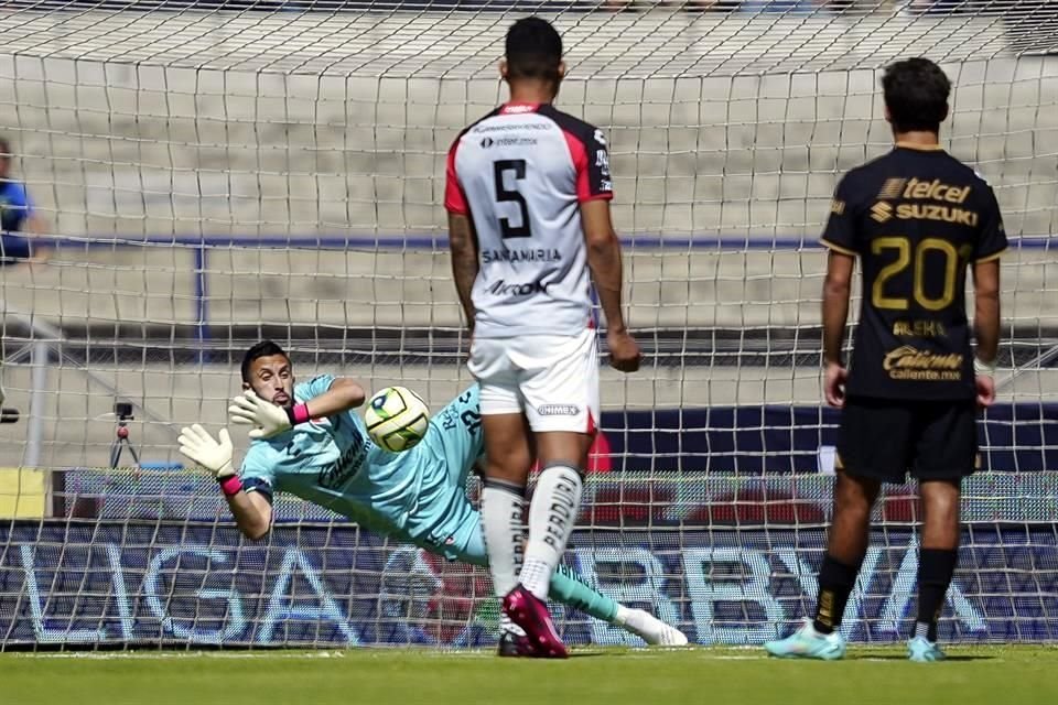 Camilo Vargas le detuvo el domingo un penalti a Juan Dinenno en el empate ante Pumas.