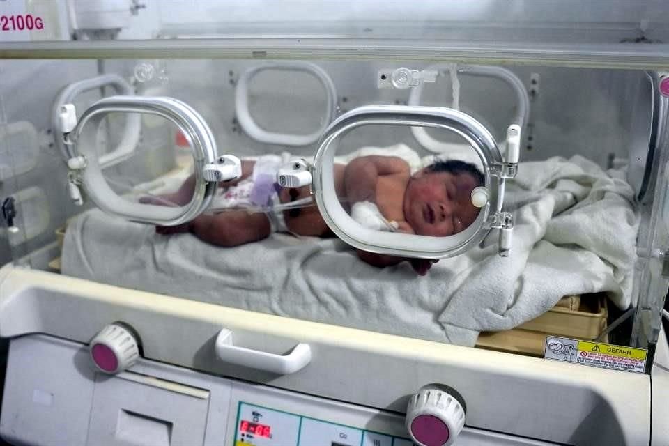 La pequeña recién nacida fue hallada aún atada por su cordón umbilical a su madre.