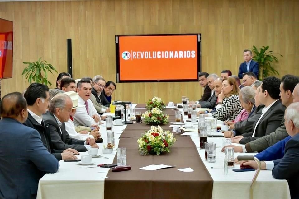 En la comida no estuvo presente el ex Gobernador de Hidalgo, Miguel Ángel Osorio Chong, quien enfrenta proceso de expulsión de partido.