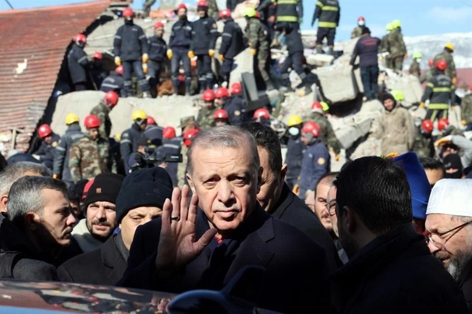 El Presidente Recep Tayyip Erdogan visitó provincias afectadas por el sismo en Turquía.