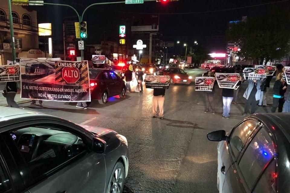 Vecinos de Guadalupe bloquearon de forma intermitente la Av. Miguel Alemán, al rechazar la Línea 6 elevada.