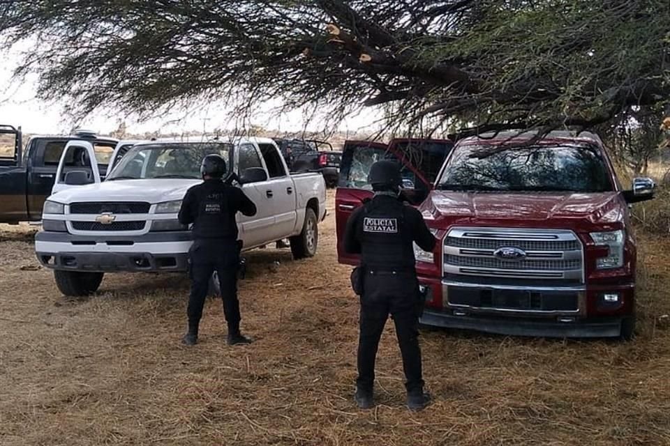 Delincuentes abandonaron una Silverado blanca y una Platinium tinta en la brecha conocida como La Huaracha, en Encarnación de Díaz.