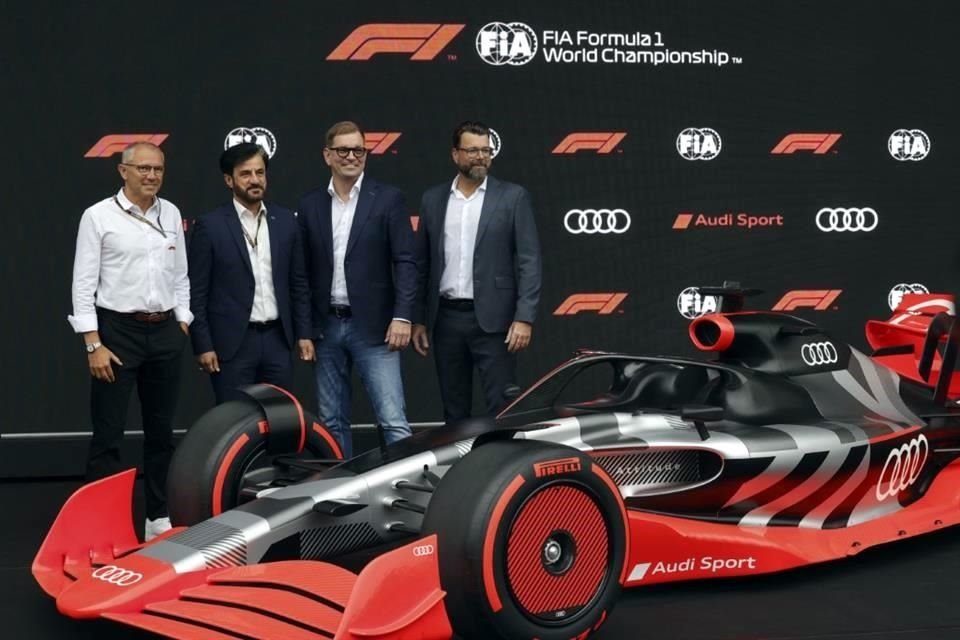 Ben Sulayem (segundo de izquierda a derecha) deja el trabajo de F1 al director de monoplazas de la FIA, Nikolas Tombazis.