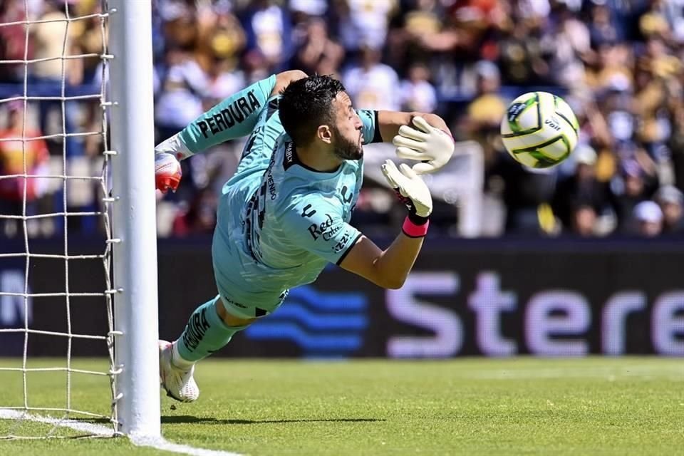 Otra vez, Camilo Vargas arrancó el torneo en plan héroe y asegura que aún tiene mucho por entregarle al Atlas, que hoy recibe a Rayados.