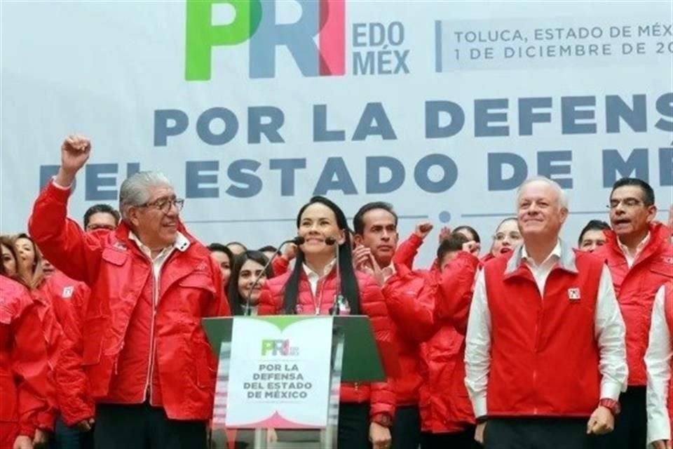 El priista Alejandro Ozuna (a la izquierda con el brazo arriba) dice que el priismo ya está ofreciendo un cambio en el Edomex.