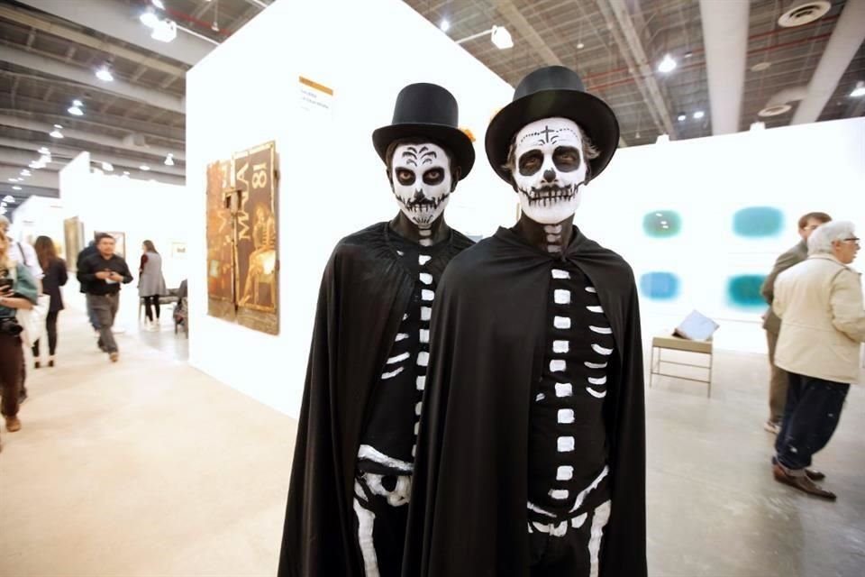 Por los pasillos de la feria de arte contemporáneo deambularon gran diversidad de personajes.