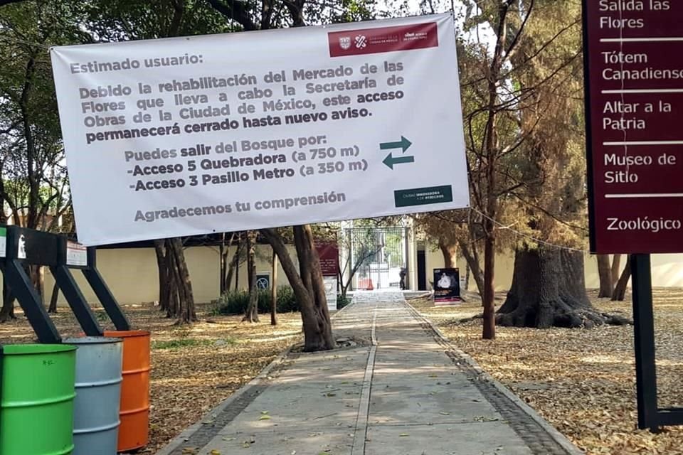 A los paseantes se les advierte en una lona que el acceso permanece cerrado y da como alternativas los accesos 3 y 5.