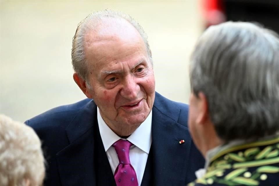 El Rey Juan Carlos I reapareció en la ceremonia de ingreso de Mario Vargas Llosa en la Academia Francesa.