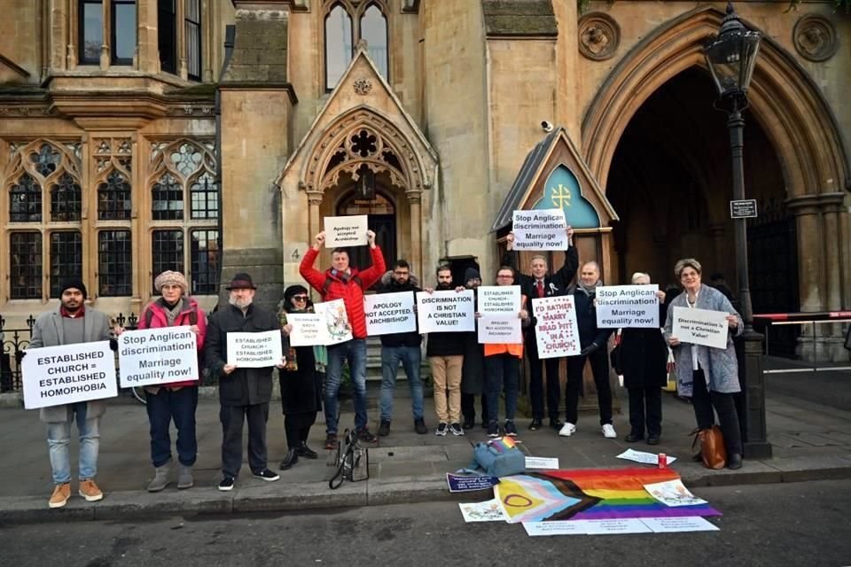 Activistas pro-LGBT+ participan en una manifestación frente a Church House, en Londres.