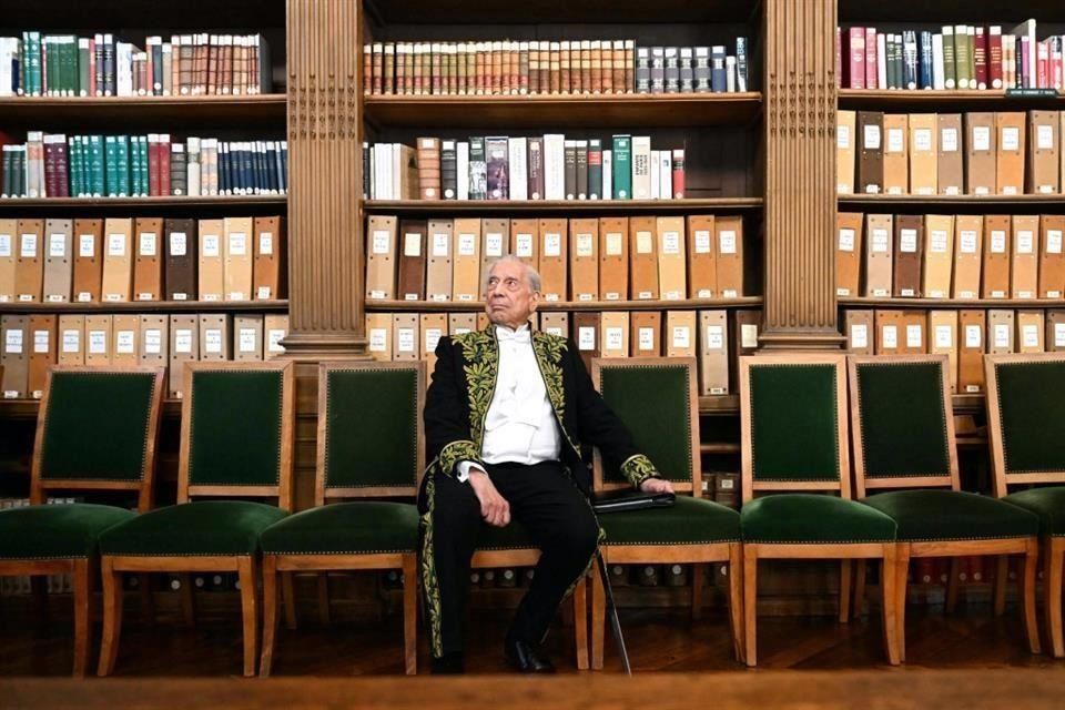 El escritor Mario Vargas Llosa ocupará el sillón 18 en la Academia Francesa, que antes perteneció al filósofo Michel Serres.