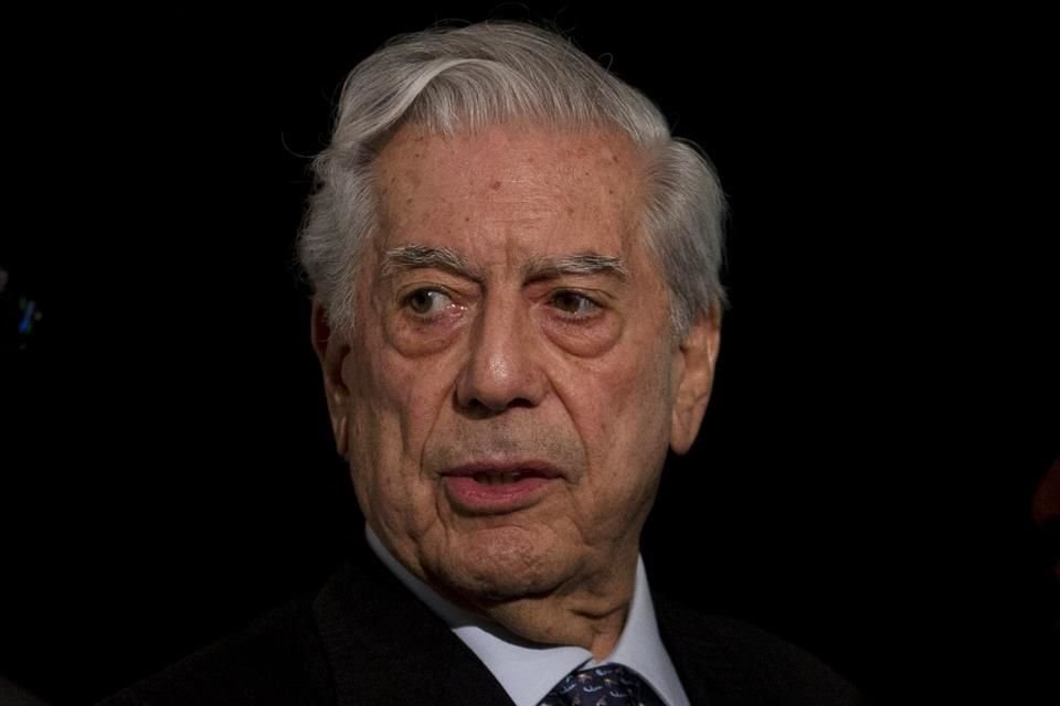 El escritor Mario Vargas Llosa fue hospitalizado por padecimientos de Covid-19.