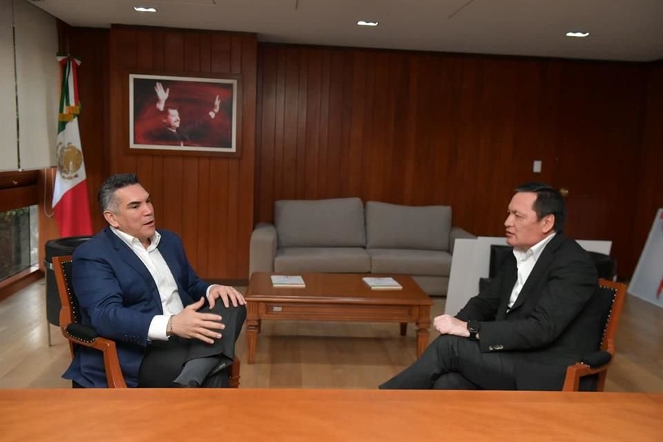 Tras protagonizar desencuentros de forma pública, Alejandro Moreno y Osorio Chong se reunieron en sede del PRI y acordaron trabajar juntos.