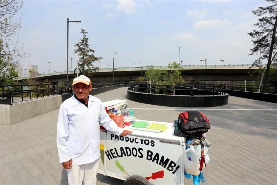 Don Fernando Morales, vendedor de helados, ya aprovecha la nueva Calzada Flotante para saciar el antojo de los transeúntes.