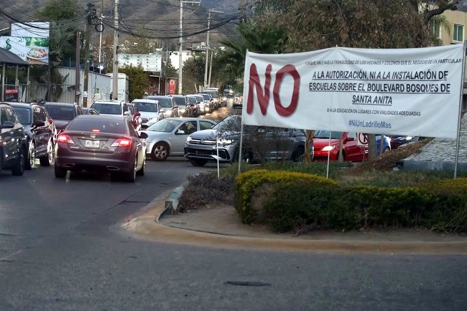 Pese a la oposición de vecinos, se han abierto más escuelas, saturando Bulevar Bosques de Santa Anita.