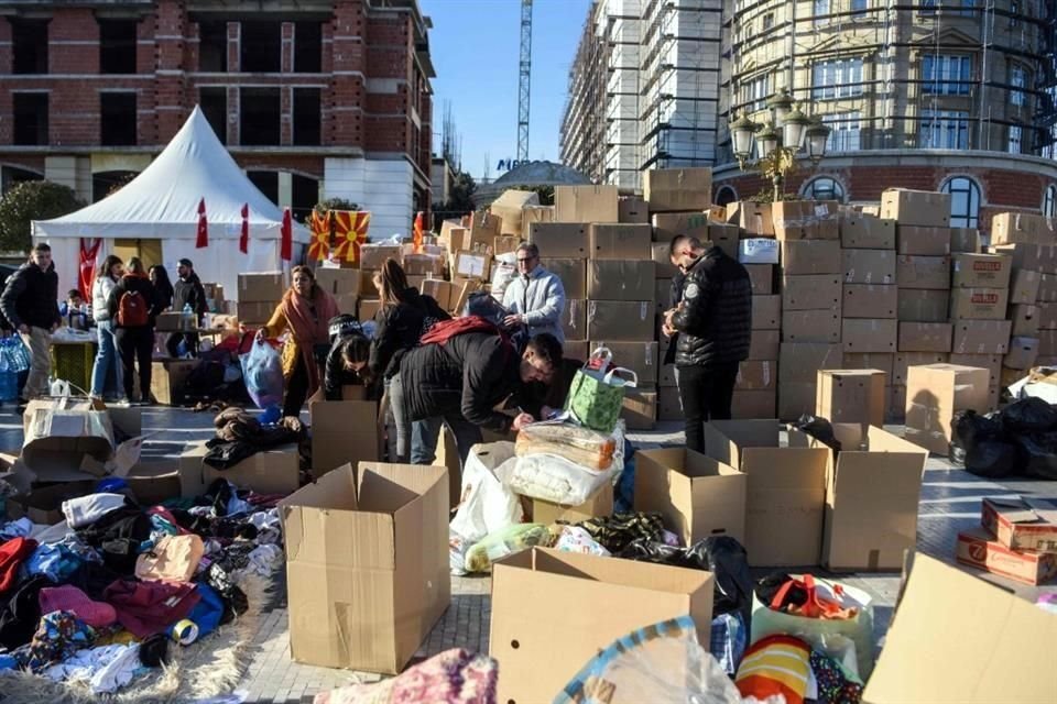 Estudiantes turcos que viven en Macedonia del Norte y voluntarios preparan ayuda humanitaria para las víctimas del terremoto de Turquía y Siria en un punto de recogida en la plaza principal de Skopje.