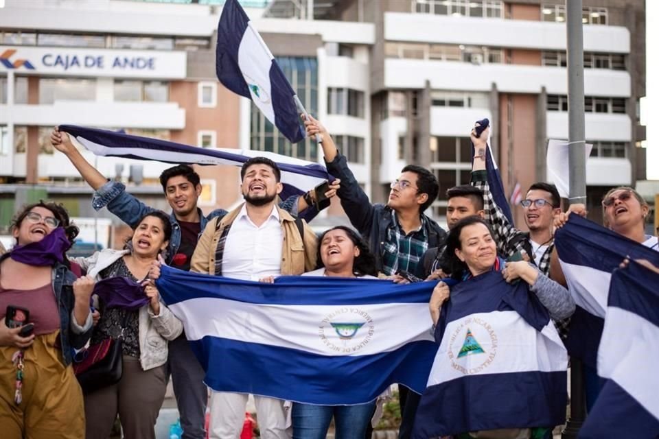 Nicaragüenses celebran que los oposiotres fueron liberados por el régimen de Ortega.