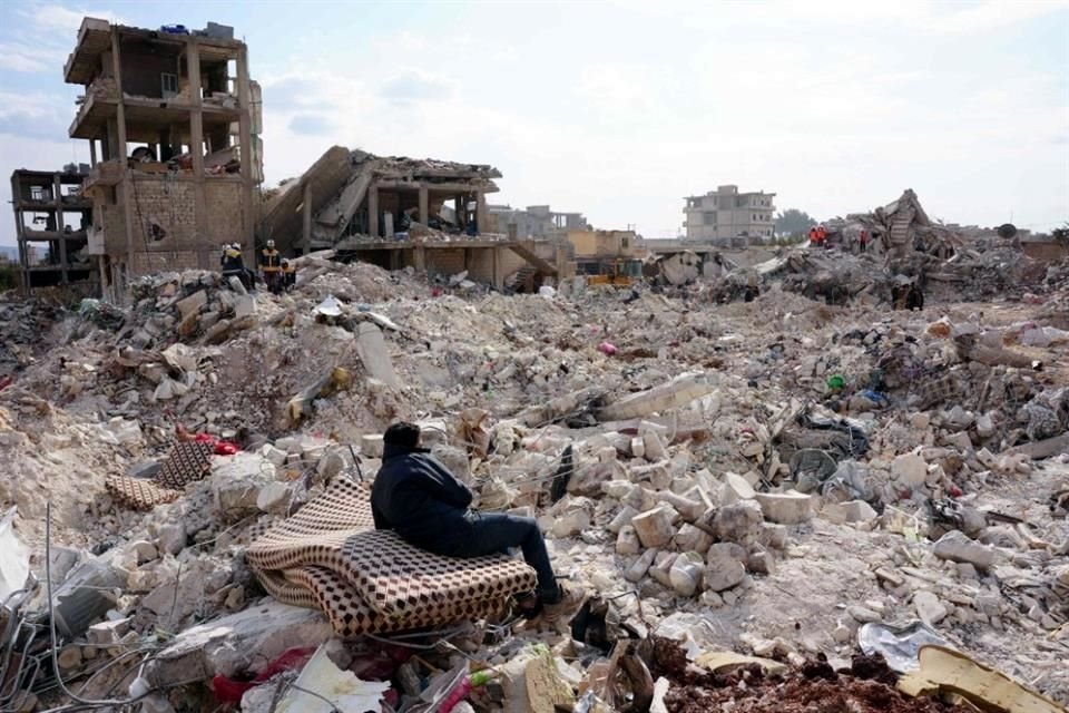 Un residente descansa en un colchón rescatado, mientras continúan las operaciones de búsqueda y rescate días después de que un terremoto mortal azotara Turquía y Siria.