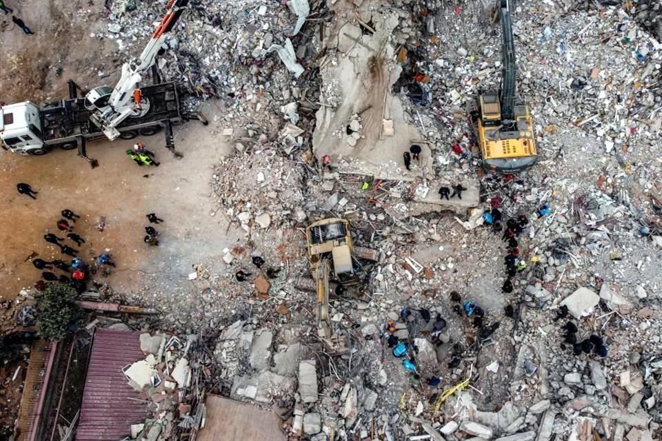 Esta vista aérea muestra edificios derrumbados durante la operación de rescate en curso en Kahramanmaras.