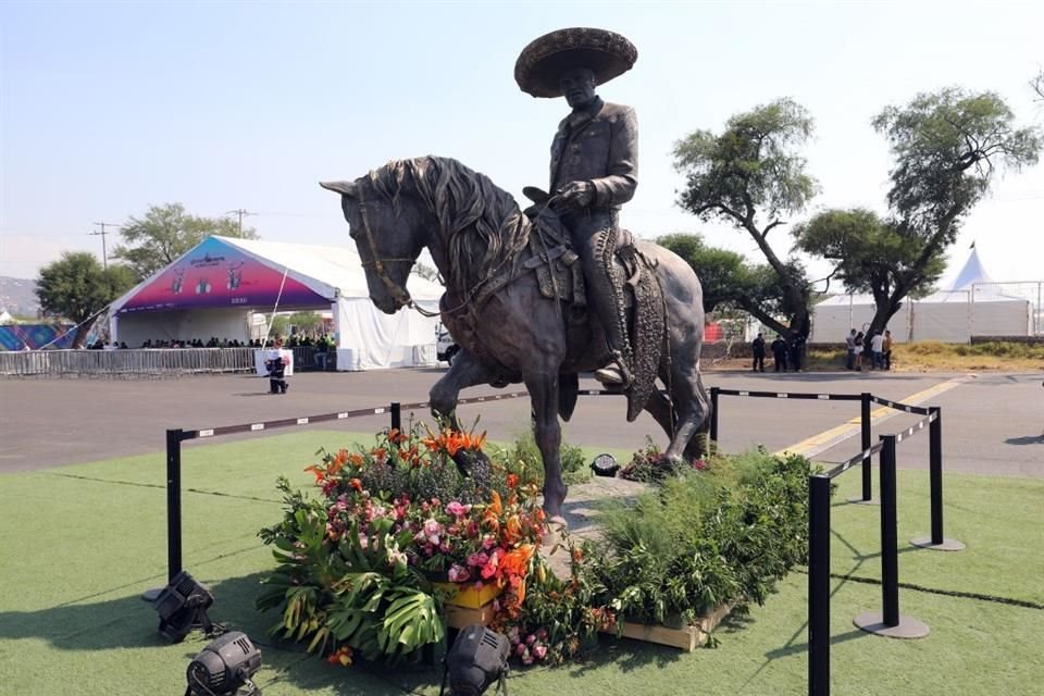 A una semana de celebrarse la fecha de aniversario del nacimiento de Vicente Fernández, en Plaza La Alameda, en Los Angeles, California, develaron hoy una estatua para homenajearlo.