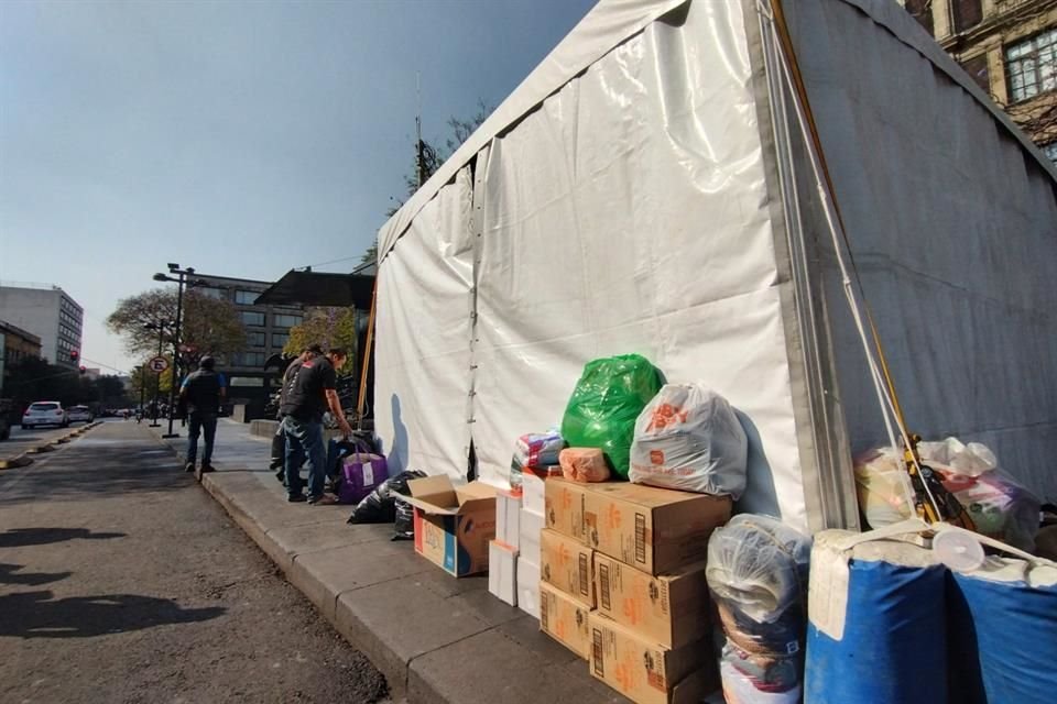 La carpa está ubicada en la calle Pino Suárez enfrente de la Suprema Corte de Justicia, en el Centro Histórico.