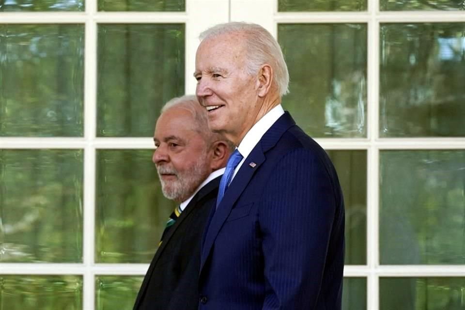 Biden y Lula da Silva caminan hacia la Oficina Oval para una reunión en la Casa Blanca.