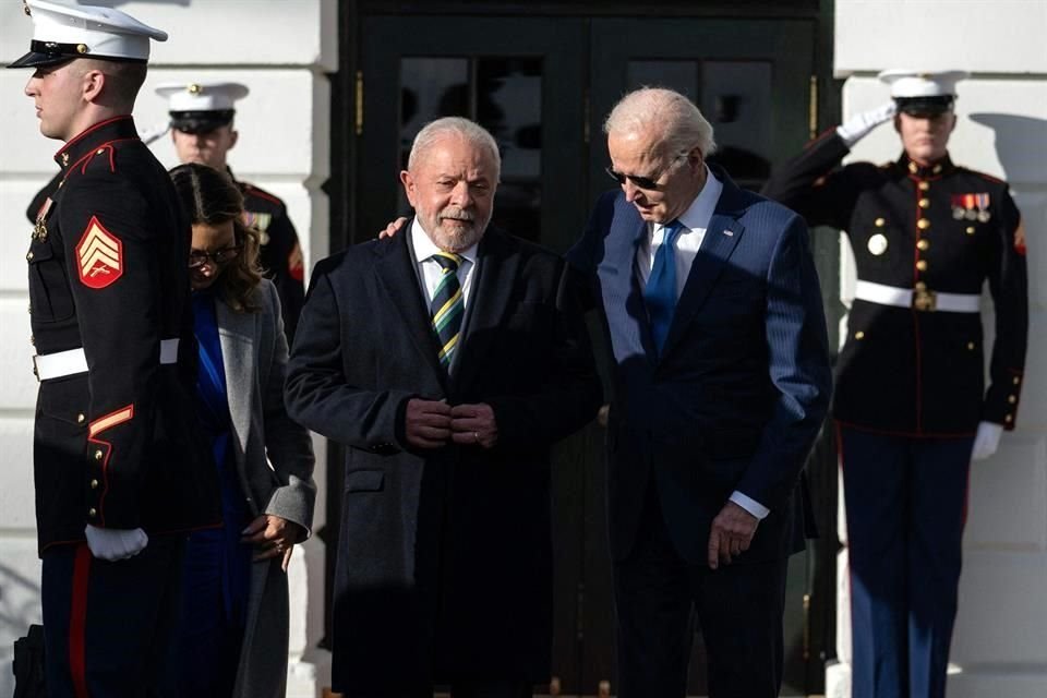 El Presidente Joe Biden dijo que 'la democracia prevaleció' después de ser duramente puesta a prueba tanto en Estados Unidos como en Brasil.