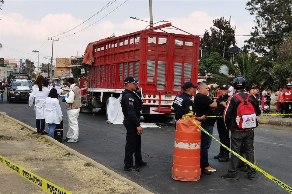 Los familiares de la víctima, quien llevaba en su motocicleta masa para tamales y hojas de maíz, reconocieron el cadáver.