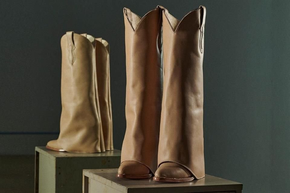 Sus ya famosas botas vaqueras cubiertas por otra capa de cuero forman parte de la colección.