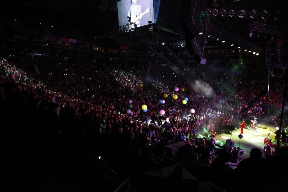 Globos de colores fueron lanzados en la zona de cancha para adornar su interpretación de 'Chocolate', el cuarto tema de la primera tanda.