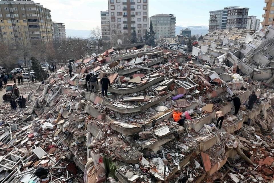 La Policía de Turquía detuvo a 12 personas por el derrumbe de edificios ante los sismos que que suman más de 21 mil muertos en ese país.