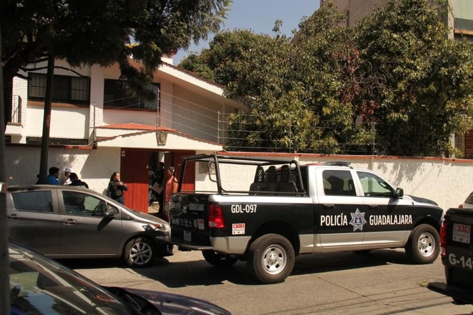 El robo que dejó una persona herida se registró en la finca marcada con el número 2020 de la calle Mar de Bering, cerca del cruce con Mar Negro, en la Colonia Lagos del Country.