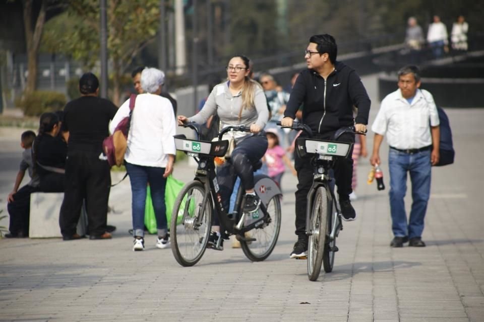 La Calzada Flotante permite que tanto peatones como ciclistas crucen entre la Primera y la Segunda Sección del Bosque.