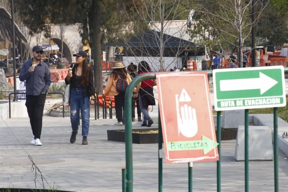 En el acceso oriente del puente letreros indican la desviación para bicis.