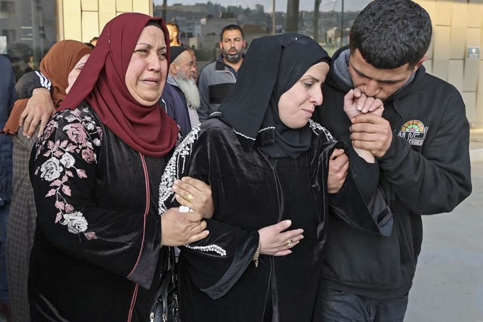 Familiares reaccionan a la muerte de Qusai Radwan Waked, un joven de 14 años herido por fuerzas israelíes.