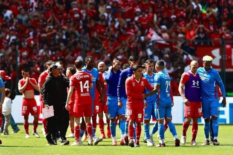 Raúl Gutiérrez no logró que Cruz Azul sumara puntos y podría quedarse sin trabajo en los próximos días.