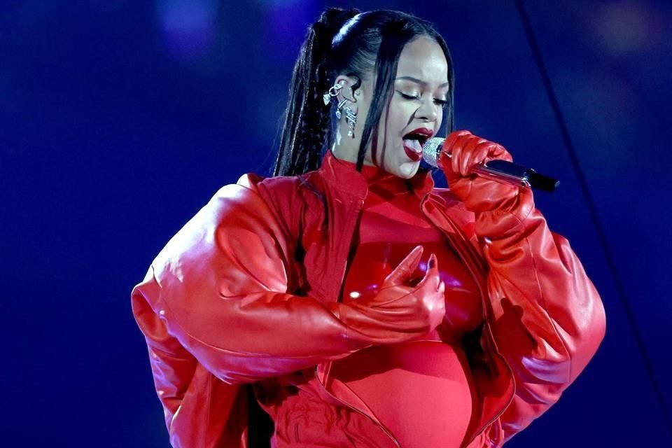 Rihanna sorprendió a todos con su atuendo y su pancita de embarazada durante el show de medio tiempo del Super Bowl LVII.