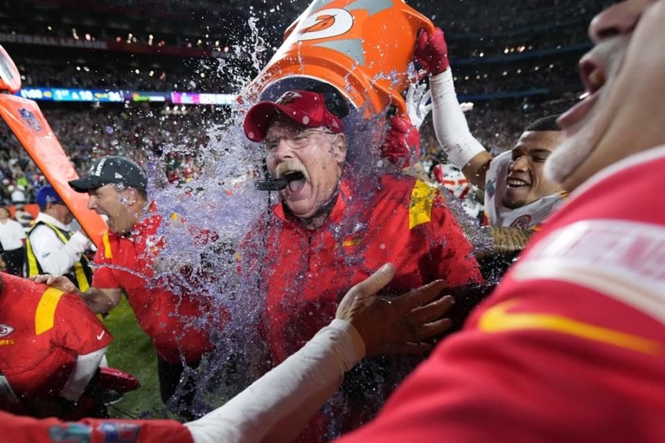 El famoso baño para el coach ganador: Andy Reid.